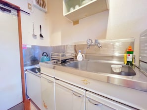 YAMATO-H SHIMOKITAZAWA 202 | Private kitchen | Fridge, microwave, stovetop, cookware/dishes/utensils