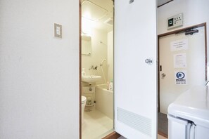 YAMATO-H SHIMOKITAZAWA 202 | Bathroom | Combined shower/tub, free toiletries, hair dryer, towels - RESIDENTIAL HOTEL YAMATO-H Shimokitazawa 202 (Tokyo)