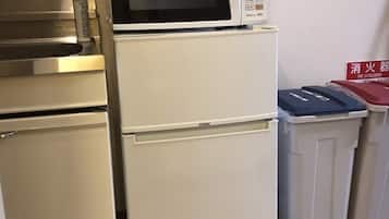 Apartamento básico, no fumadores (YAMATO-H SHIMOKITAZAWA 202) | Cocina privada | Frigorífico, microondas, placa de cocina y utensilios de cocina