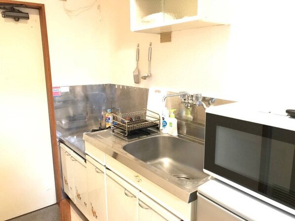 Apartamento básico, no fumadores (YAMATO-H SHIMOKITAZAWA 202) | Cocina privada | Frigorífico, microondas, placa de cocina y utensilios de cocina