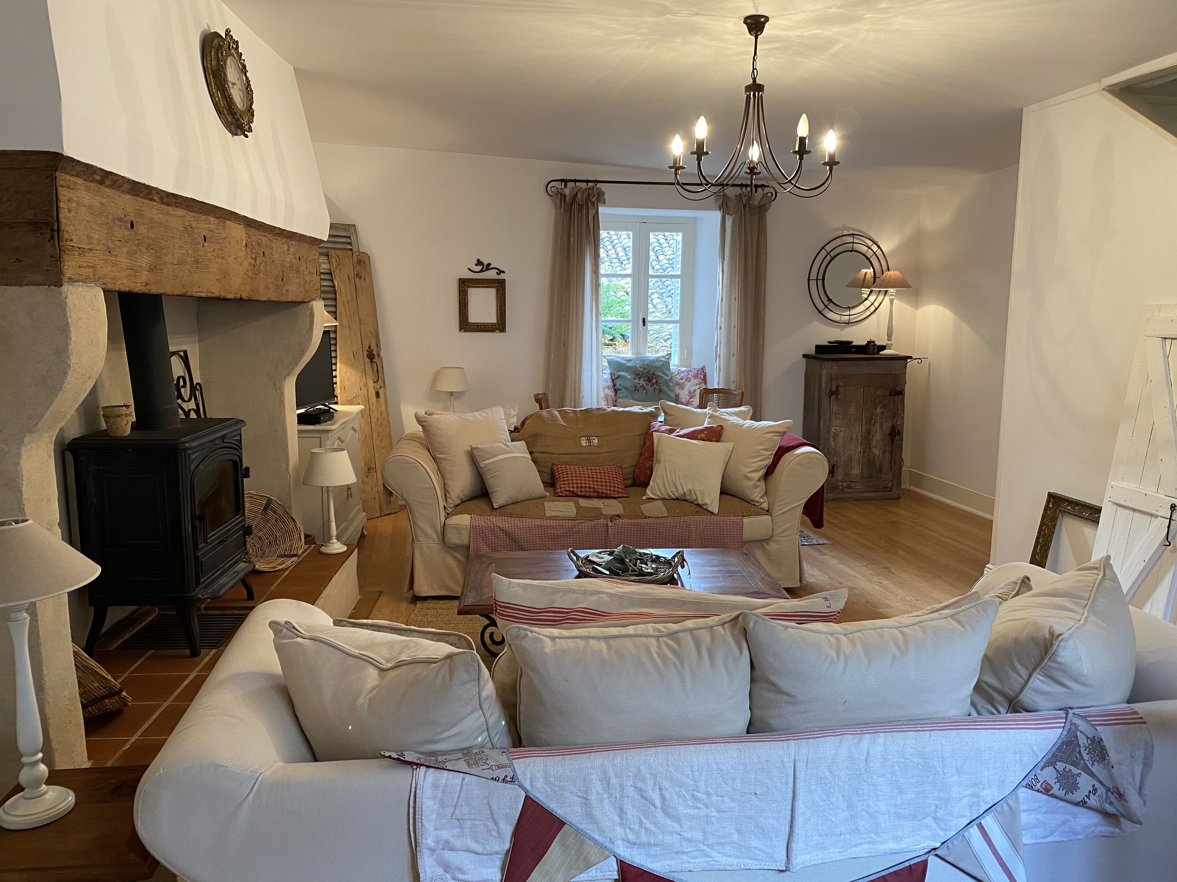 Smart TV, caminetto, libri, impianto stereo