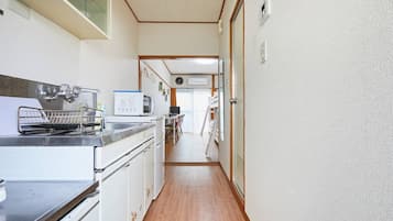電冰箱、微波爐、爐台、電熱水壺