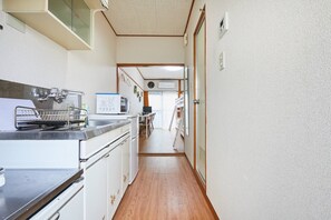 Apartemen Basic, Bebas Asap Rokok (YAMATO-H SHIMOKITAZAWA 207) | Dapur pribadi | Lemari es, microwave, kompor, dan ketel listrik