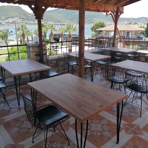 Terrace/patio - Burunucu Taş Otel (Foça)