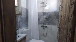 Basic Room | Bathroom | Bathtub, towels - Burunucu Taş Otel (Foça)