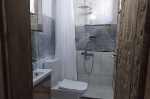 Basic Room | Bathroom | Bathtub, towels - Burunucu Taş Otel (Foça)