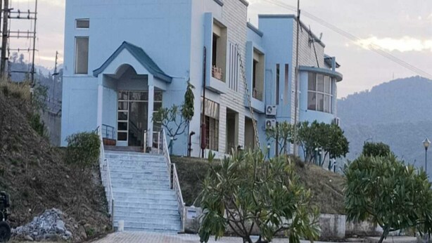 Un edificio de varios pisos con una escalera destacada que lleva a la entrada.