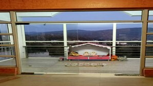 Una habitación con un amplio ventanal que ofrece vistas a un paisaje montañoso.