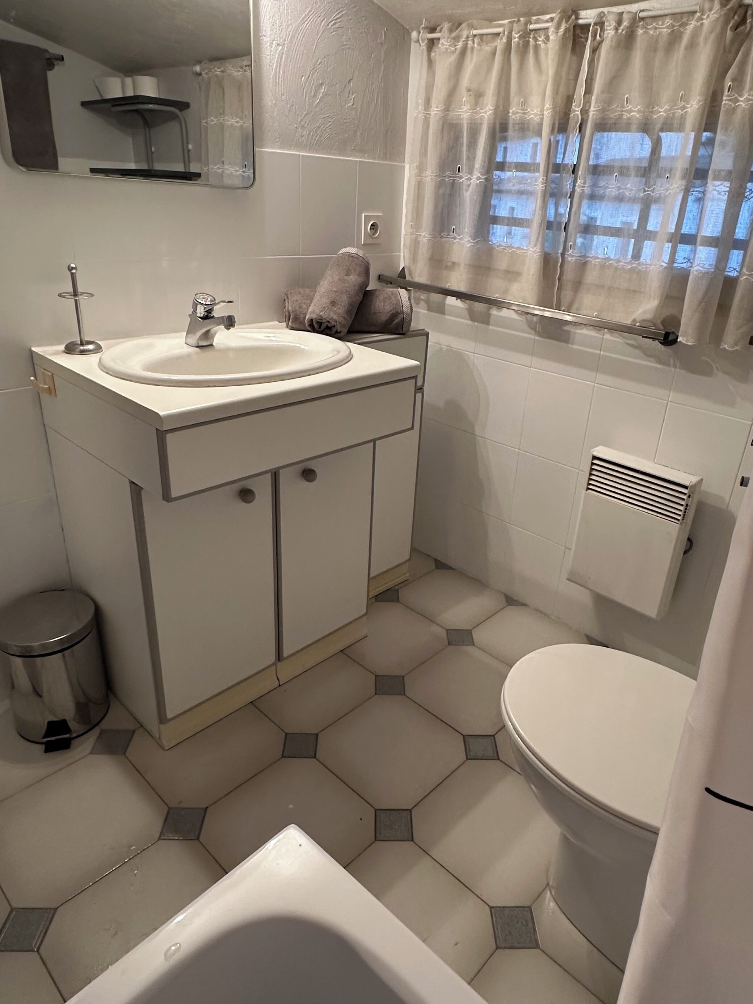 A bathroom with a sink, toilet, and bathtub.