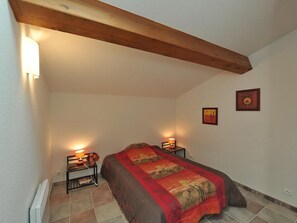 6 chambres, fer et planche à repasser, lit parapluie, Wi-Fi gratuit
