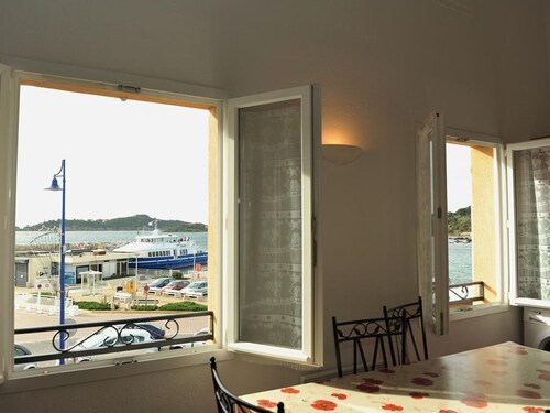 50m from the beach, 2 apartments side by side, sea view, tip of the Giens peninsula