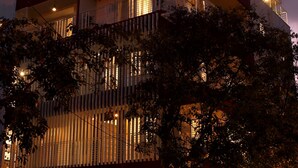 Un edificio con un cartello che riporta la scritta "CRIMSON LOTUS".