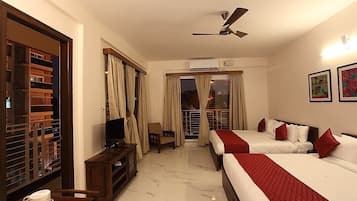 Family Suite | In-room safe, desk, laptop workspace, iron/ironing board
