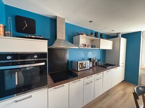 Jääkaappi, mikroaaltouuni, uuni, liesi