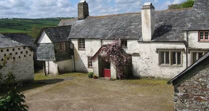 The Longhouse Sleeps 7 (3 Bedrooms)