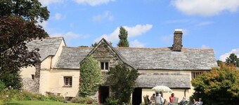 The Longhouse Sleeps 7 (3 Bedrooms)