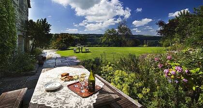 The Longhouse Sleeps 7 (3 Bedrooms)