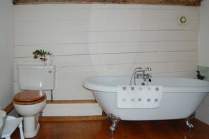 Combined shower/bathtub - The Longhouse Sleeps 7 (3 Bedrooms) (Leat)