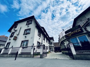 Pintu masuk properti