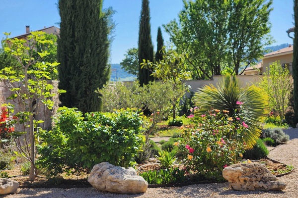 Entrée des gîtes Luberon Lub'heureux