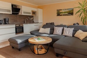 Een televisie, een dvd-speler, boeken en een stereo