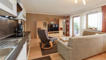 Fernseher, DVD-Player, Bücher, Stereoanlage