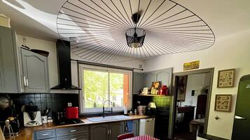 Een koelkast, een microgolfoven, een oven, een kookplaat