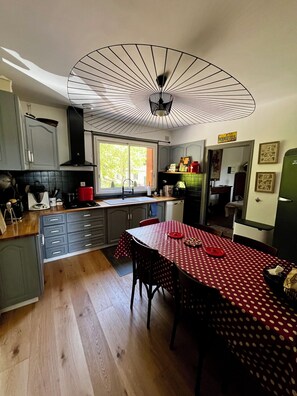 Fridge, microwave, oven, stovetop - Family House/ Maison familiale dans le Périgord Noir (LALINDE)
