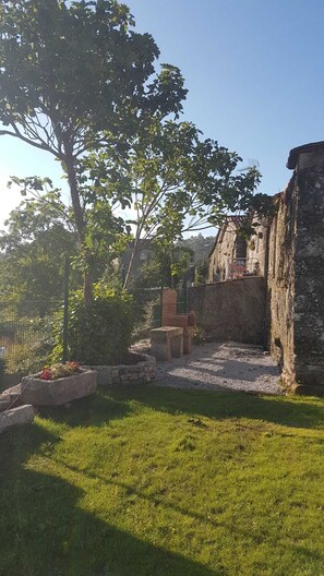 Property grounds - HOUSE OR POMAR VELLO (Pedre)