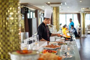 Frühstück, Mittagessen, Abendessen, lokale und internationale Küche