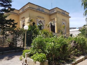 المنطقة المحيطة بالمنشأة