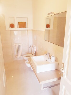 Handtücher, Seife, Toilettenpapier