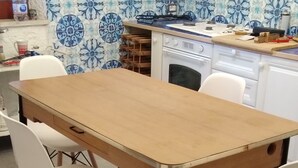 A dining table with four chairs, a dishwasher, and a tiled backsplash. - Villa Flore - Loft - (Casteldaccia)