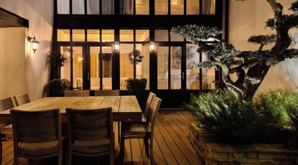 Outdoor dining - Saint-Martin-de-Ré, in the heart of the historic district, beautiful charming house (Saint-Martin-de-Ré)