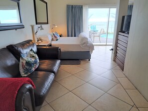 Deluxe King/Twin Room - Sea View-1 | Terrace/patio - Bentley On The Beach (Durban North)