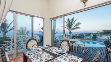 King Room with Balcony - Sea View | Wohnbereich | 32-Zoll-Fernseher mit Digitalempfang