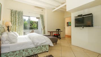 King Room with Balcony - Garden View | Sängtillbehör av högsta kvalitet, duntäcken och skrivbord