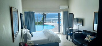 Deluxe King/Twin Room - Sea View-2 | 高档床上用品、羽绒被、办公桌、笔记本电脑工作区