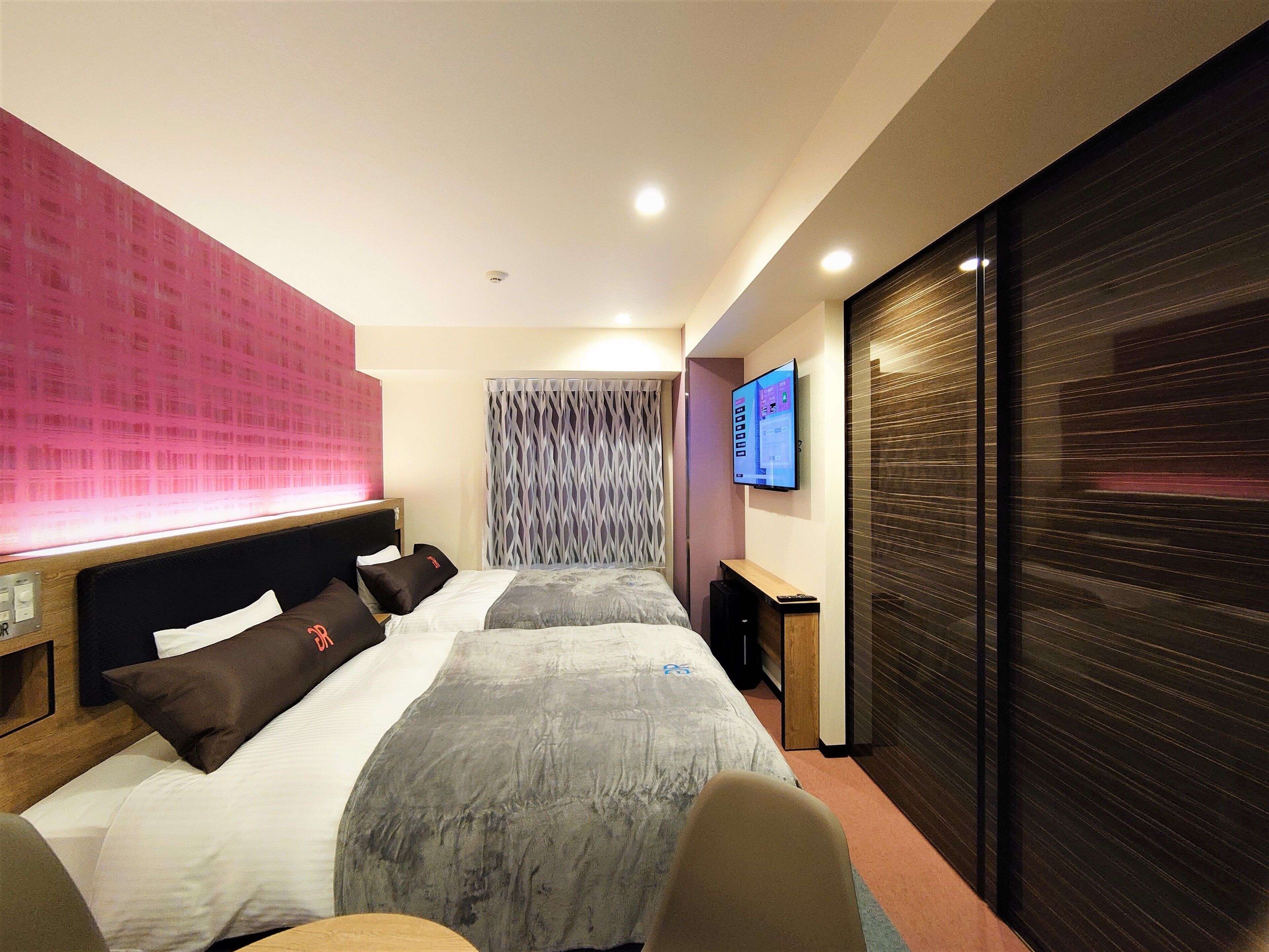 羽絨被、書桌、遮光窗簾/窗簾、熨斗/熨衫板