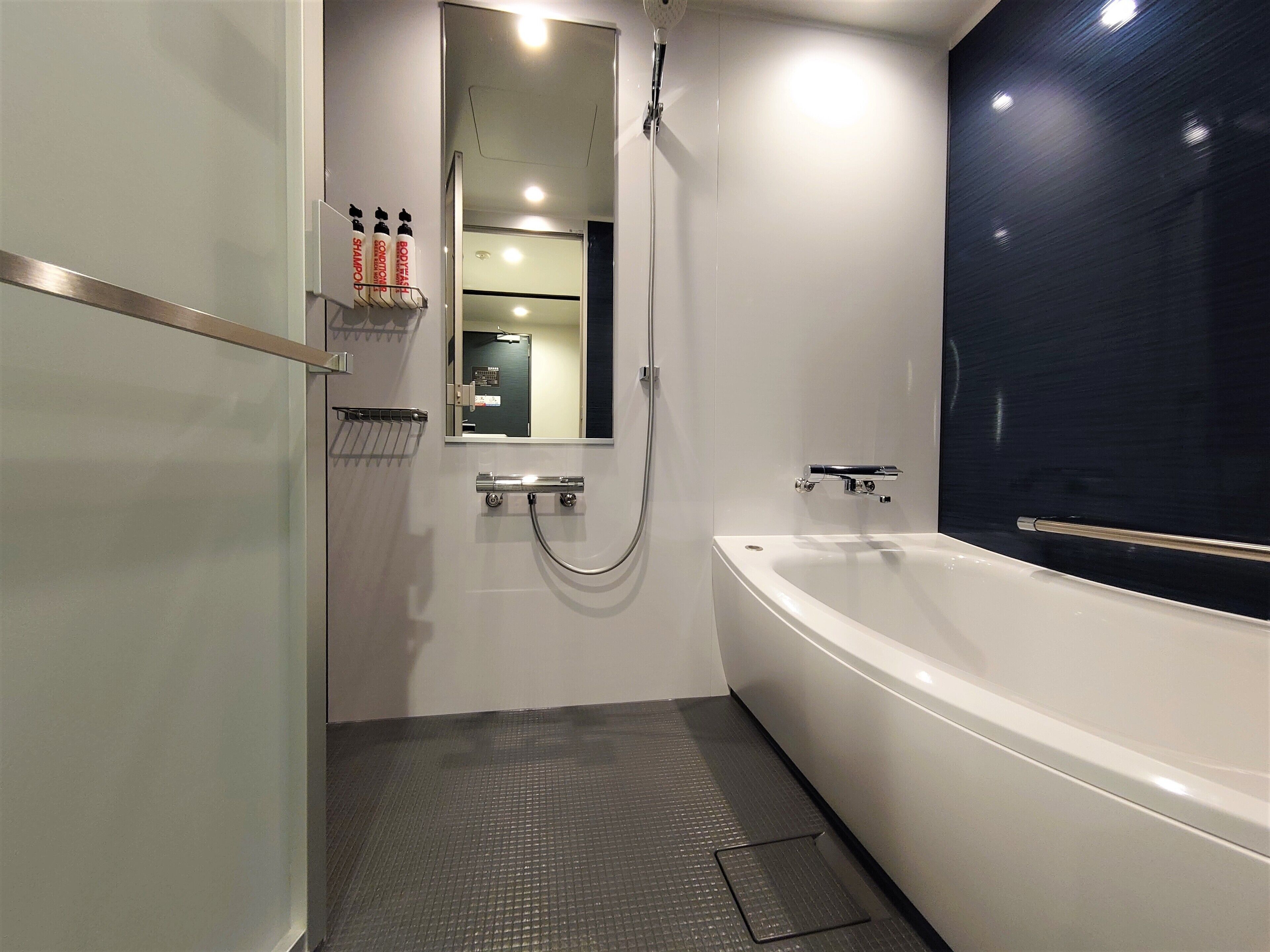 Duschwanne, kostenlose Toilettenartikel, Haartrockner, Hausschuhe