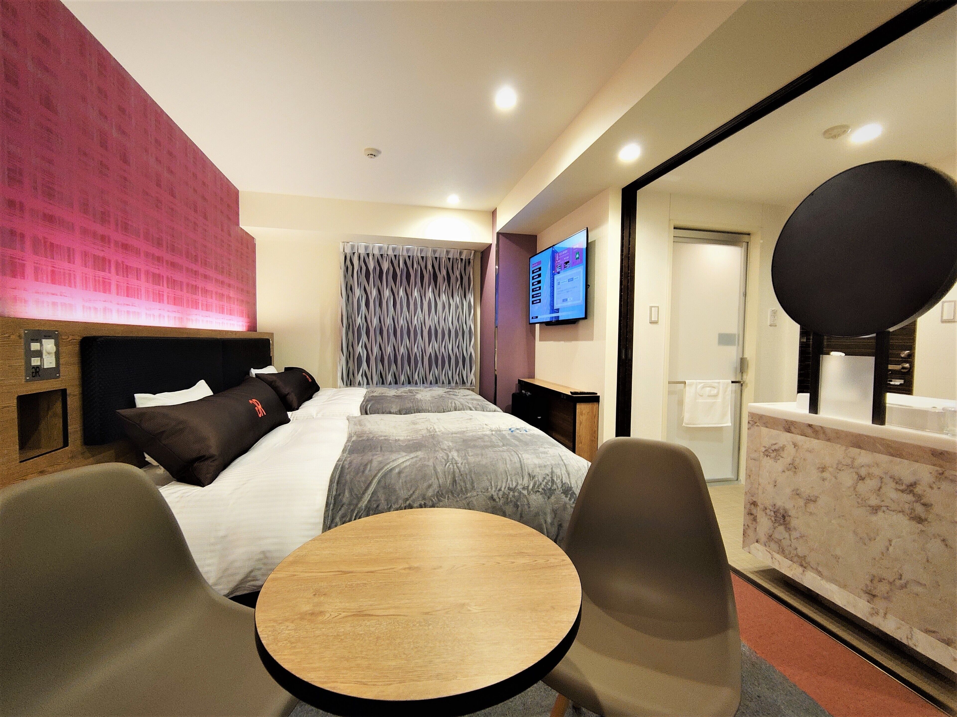 1 bedroom, down duvets, desk, blackout curtains