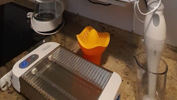 Frigorifero, microonde, piano cottura, macchina per tè/caffè