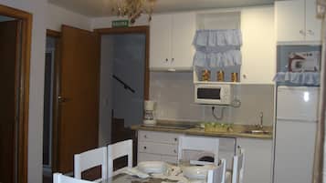 Een koelkast, een microgolfoven, een kookplaat