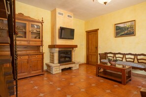 TV, fireplace