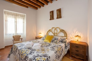 5 bedrooms, iron/ironing board, WiFi, bed sheets