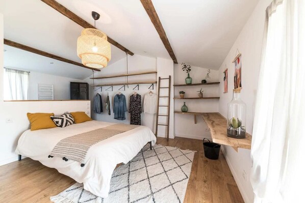 2 habitaciones, escritorio, tabla de planchar con plancha y wifi gratis