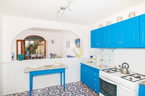 Kühlschrank, Mikrowelle, Herdplatte, Geschirrspüler