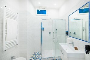 Regadera, bidet, toallas, papel de baño 
