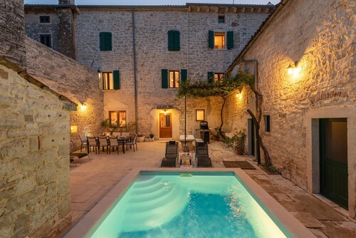 Villa with private pool in the medieval village Svetvincenat