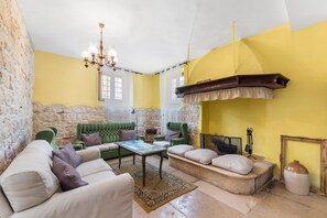 TV, fireplace - Villa with private pool in the medieval village Svetvincenat (Svetvinčenat)